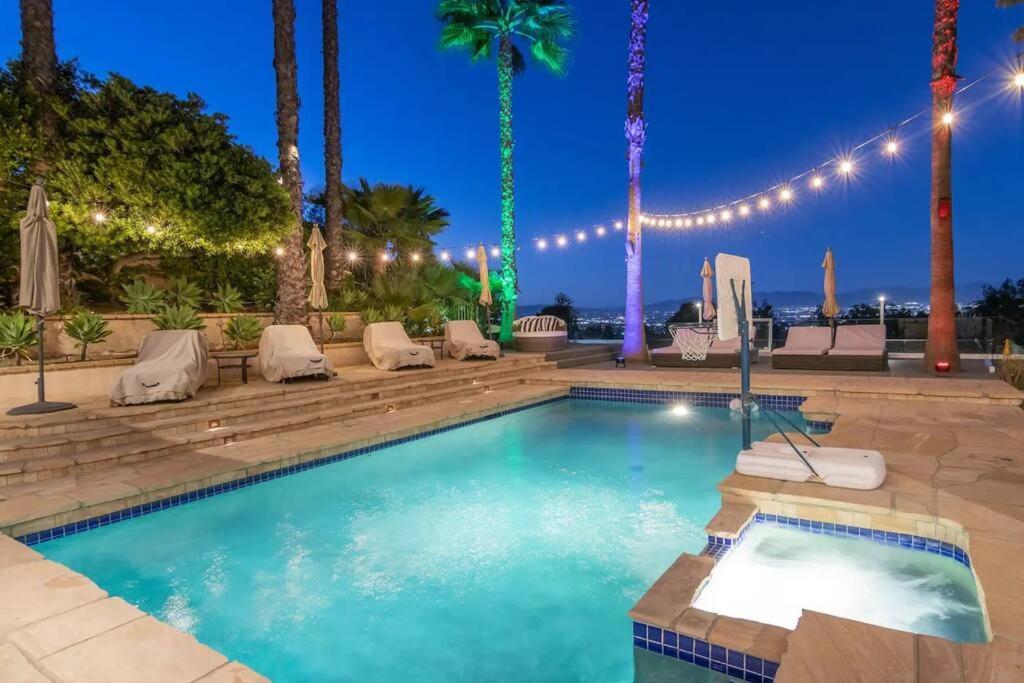 Gorgeous W/pool, Spa, B-ball Court&view!