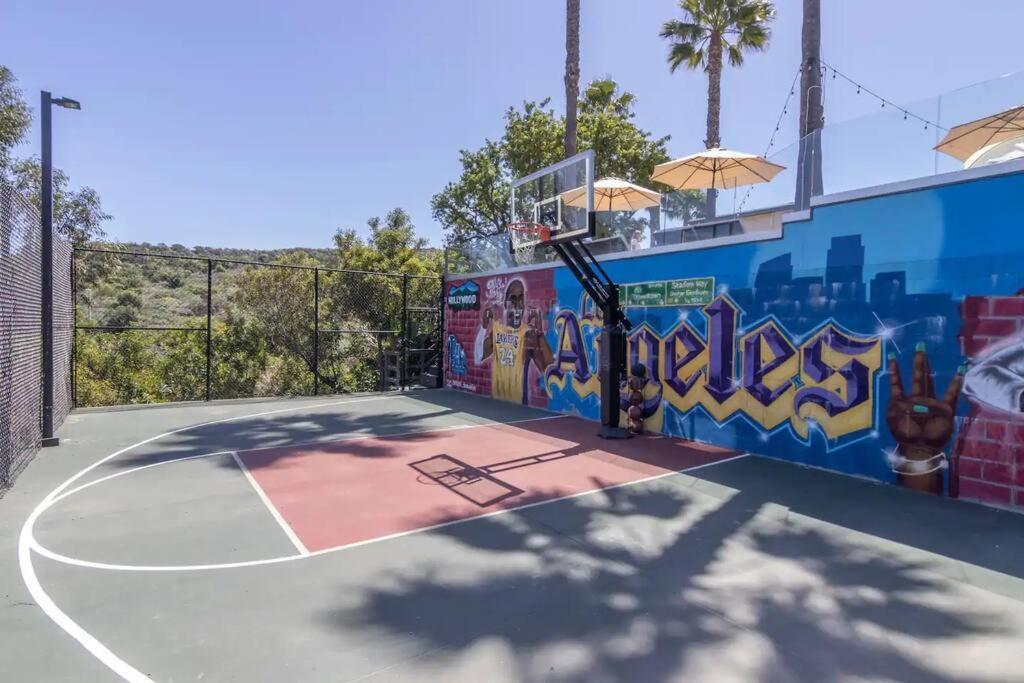 Villa Gorgeous W/pool, Spa, B-ball Court&view!