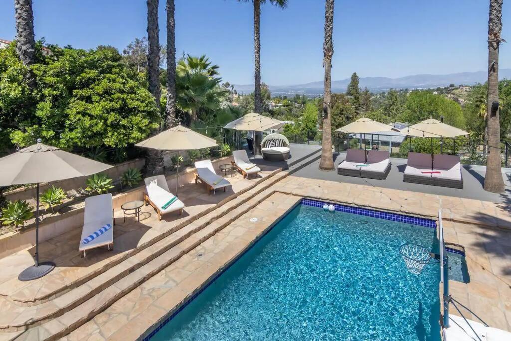 Gorgeous W/pool, Spa, B-ball Court&view! *