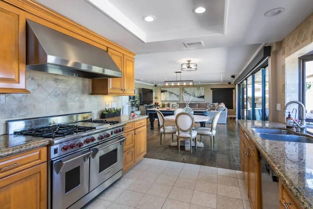 Gorgeous W/pool, Spa, B-ball Court&view!