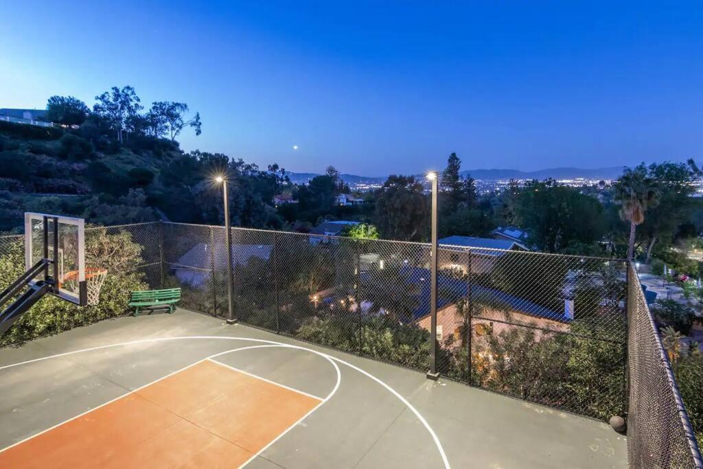 Gorgeous W/pool, Spa, B-ball Court&view! Villa