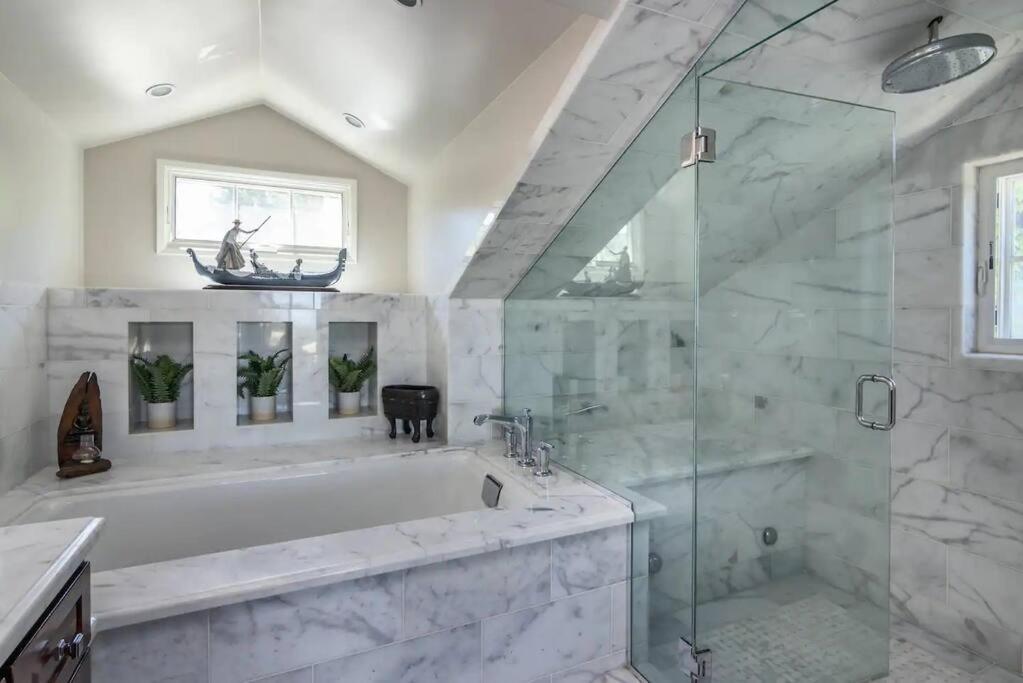 Gorgeous W/pool, Spa, B-ball Court&view! * Los Angeles