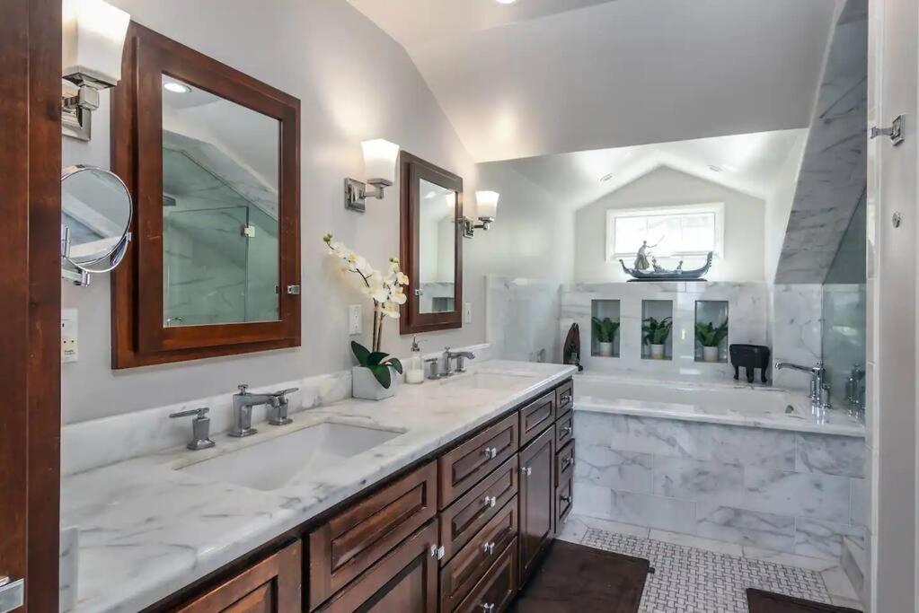 Villa Gorgeous W/pool, Spa, B-ball Court&view! *