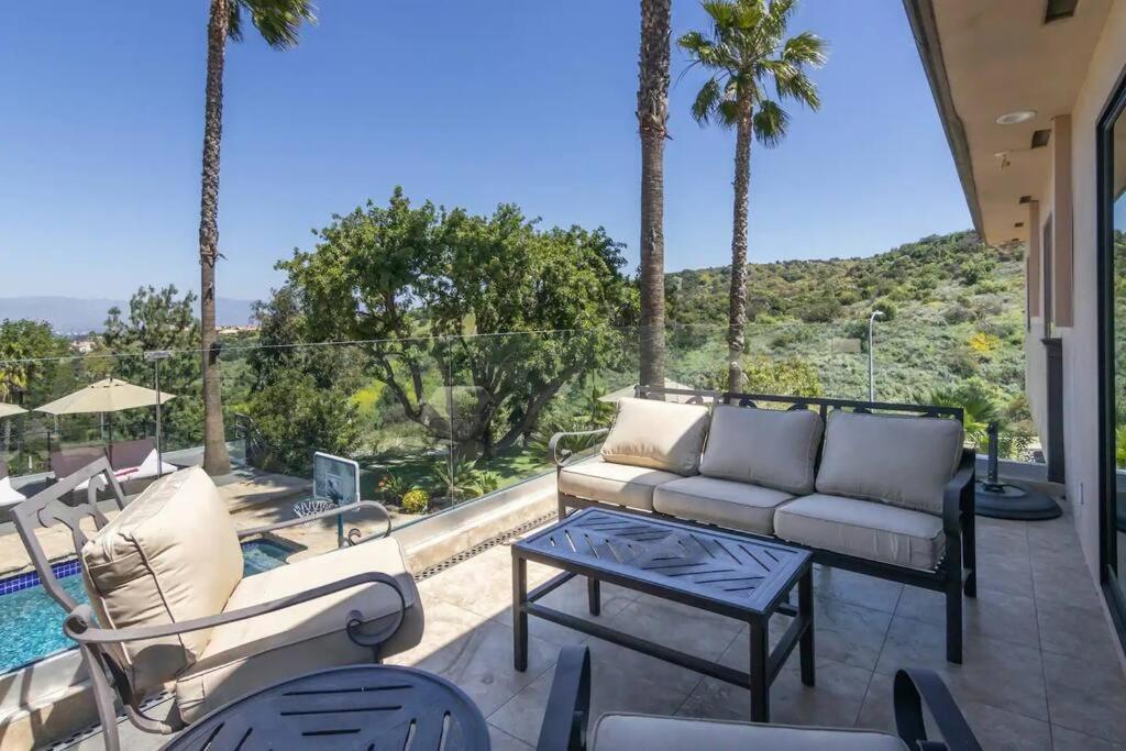 Gorgeous W/pool, Spa, B-ball Court&view! *