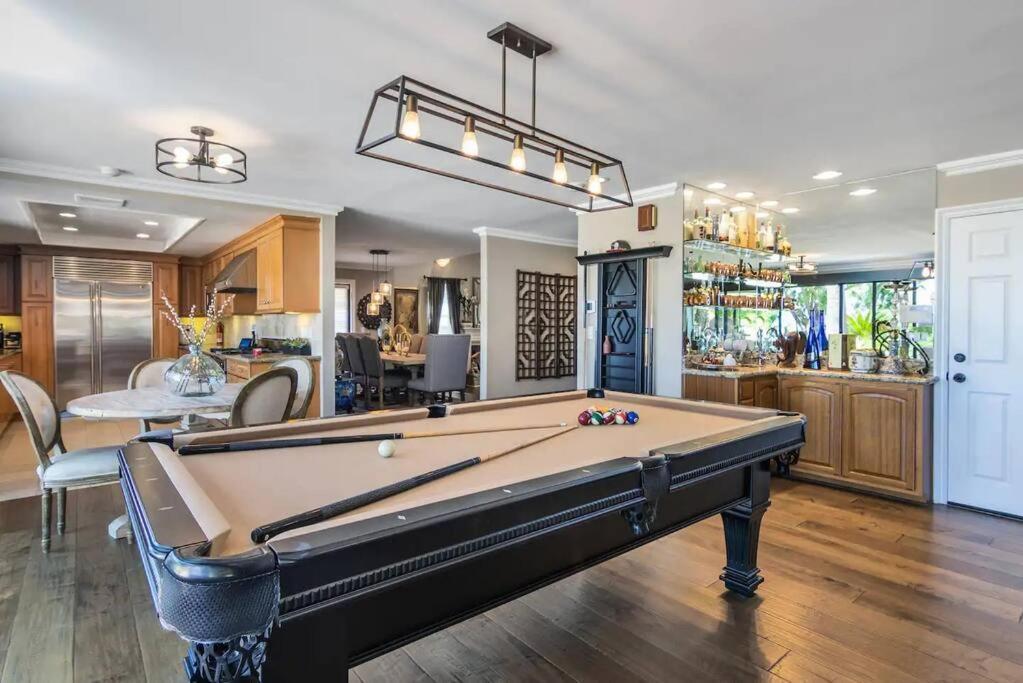 Gorgeous W/pool, Spa, B-ball Court&view! Villa *
