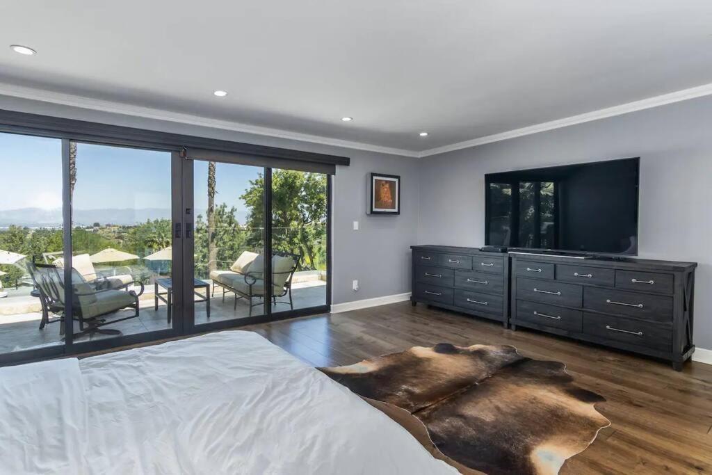 Pousada Gorgeous W/pool, Spa, B-ball Court & View! *