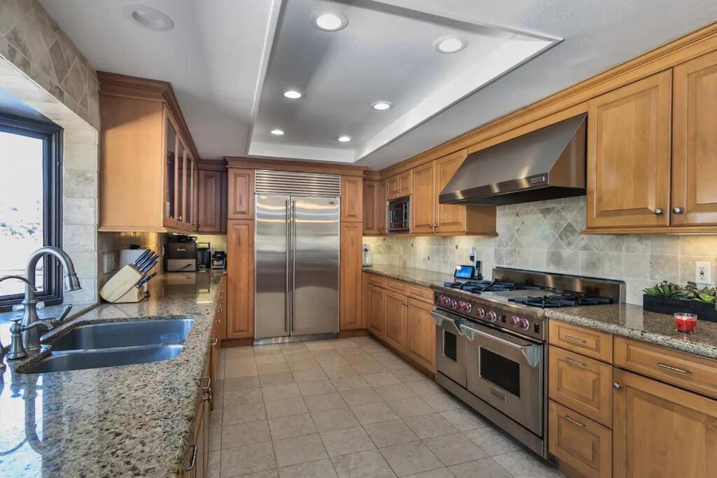 Gorgeous W/pool, Spa, B-ball Court & View! Pousada Los Angeles